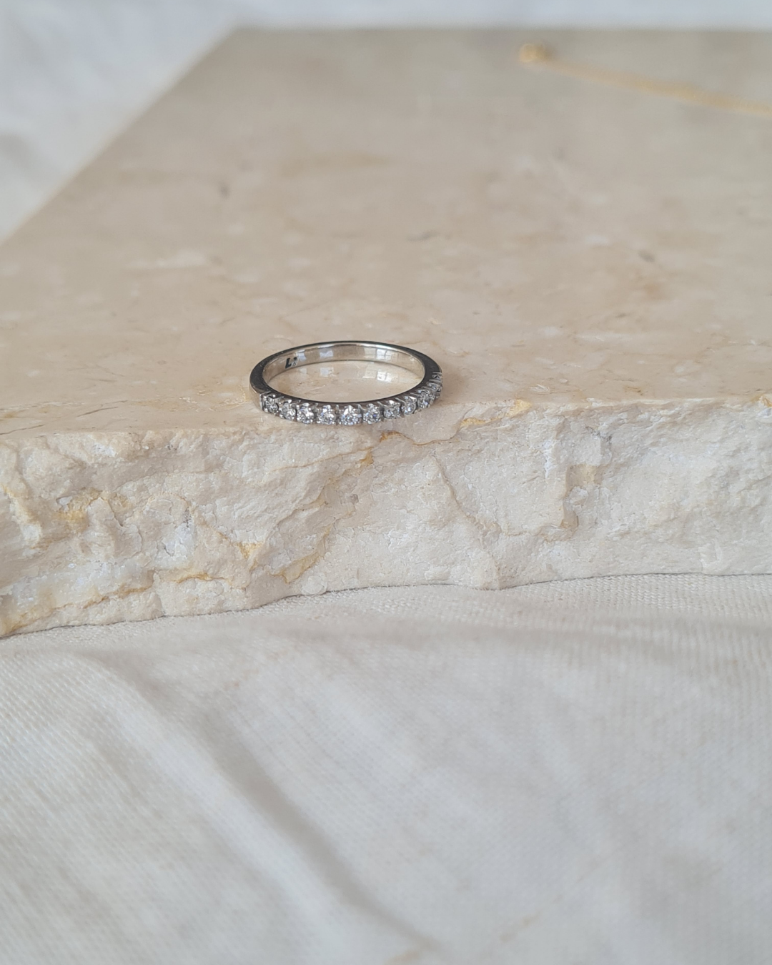 Anillo Medio Cintillo Brillantes