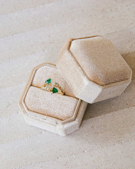 Cómo elegir el anillo de compromiso perfecto: guía para novios sin experiencia
