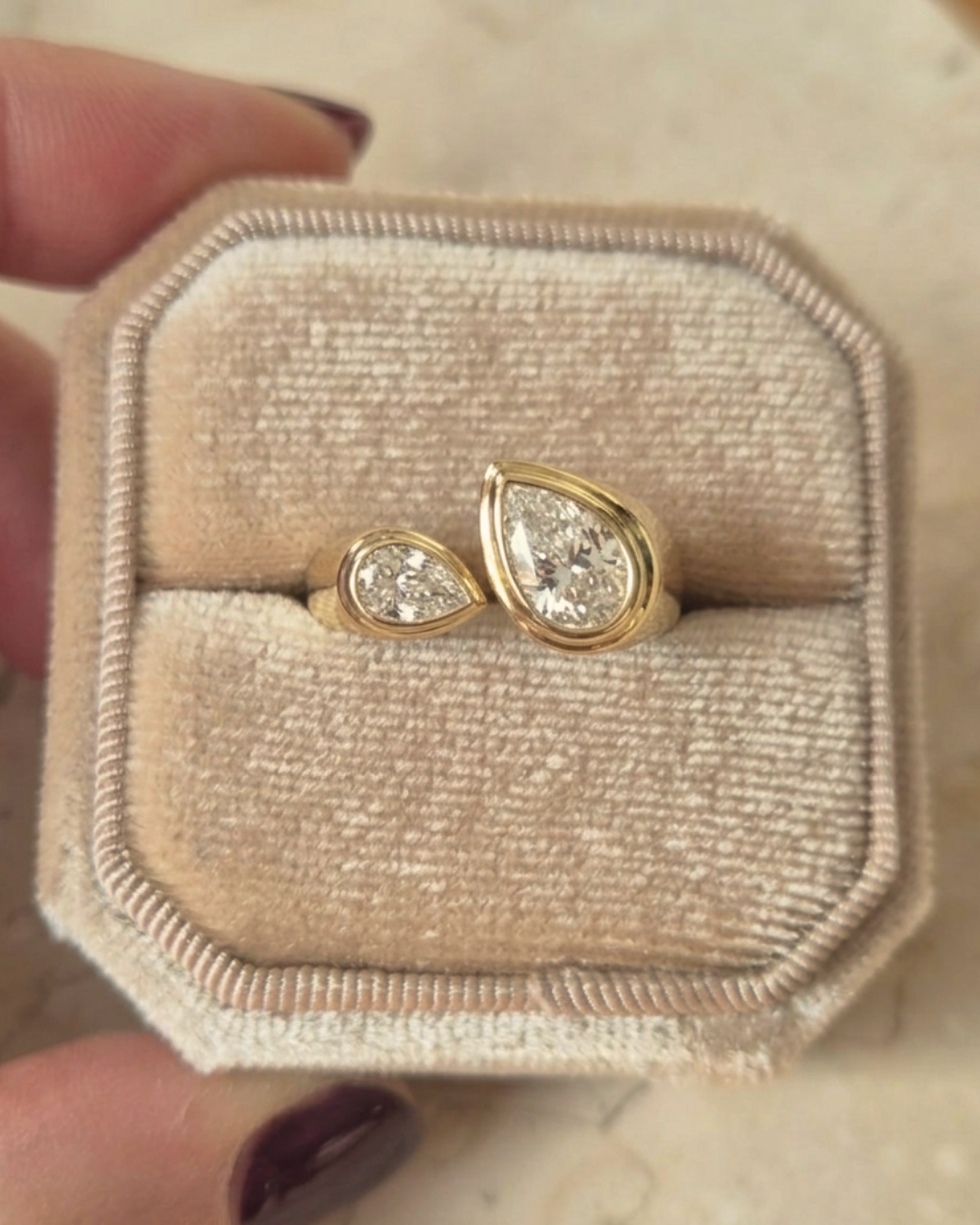 Anillo compromiso Malmaison Toi et Moi diamantes pera engaste bisel oro amarillo 18k, joyería artesanal MO Joyas Chile