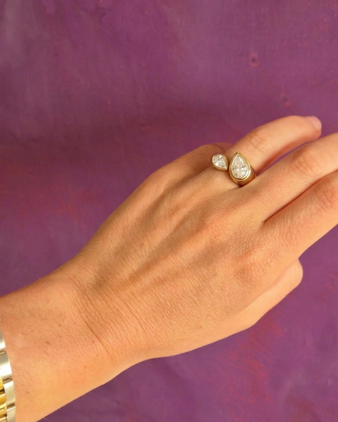 Anillo de compromiso Malmaison Toi et Moi con dos diamantes corte pera en oro amarillo 18k, hecho a mano en Chile por MO Joyas