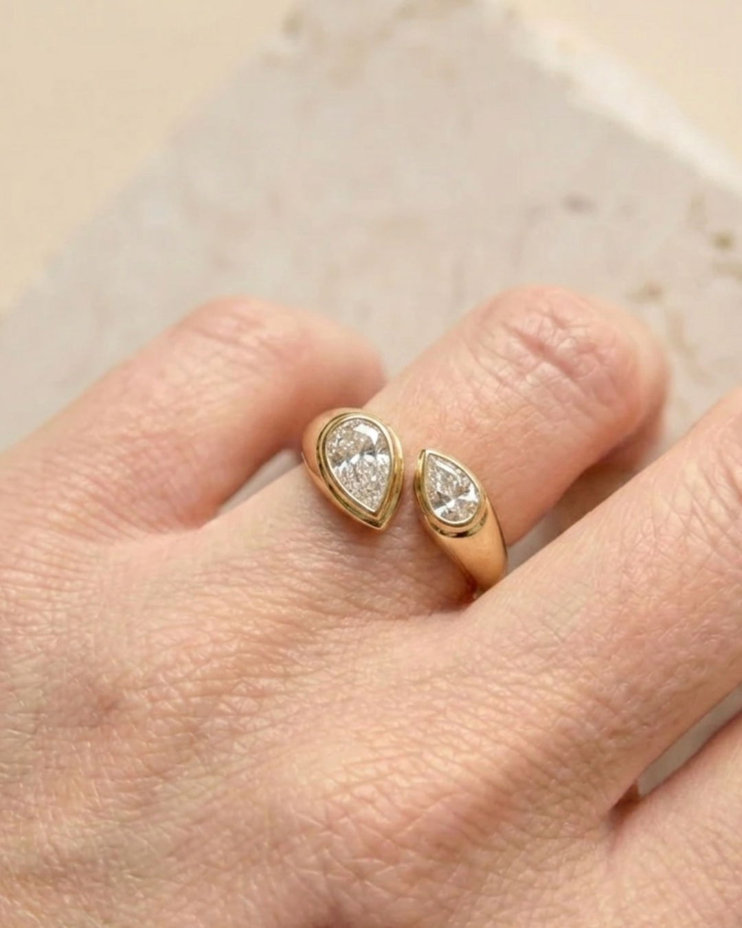 Detalle anillo de compromiso Malmaison dos diamantes pera en oro 18k, diseño exclusivo fabricado a mano MO Joyas